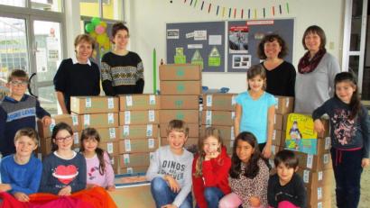 Bild: sm
Die Altenstädter Kinder stellen 50 Päckchen für notleidende Kinder in Serbien bereit.
