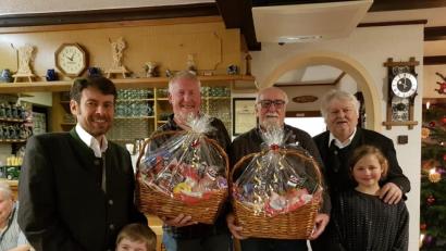 Bild: kro
Langjährige Mitarbeiter ehrte das Autohaus Mössbauer bei der Jahresabschlussfeier. Unser Bild zeigt von links Nicolai Mössbauer (mit Sohn Nicolas) , Oliver Weber, Werner Huttinger und Richard Mössbauer (mit Enkelin Emilia).