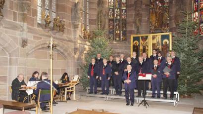 Bild: mmj
Vor dem Tucheraltar in der Nürnberger Frauenkirche sang der Männerchor in Begleitung der Instrumentalisten bei zwei Gottesdiensten die Waldlermesse.