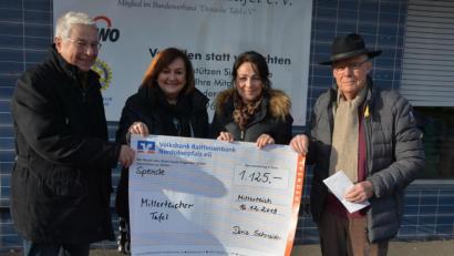 Bild: jr
Einen stolzen Betrag aus ihrer Benefizaktion Fußmassage überreichte Doris Schneider (Zweite von rechts) an die Mitterteicher Tafel, an Tafel-Vorsitzende Nicki Fürst, sowie die Vorstandsmitglieder Karl Haberkorn (links) und Gerhardt Höhn.