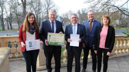 Bild: Christine Hollederer
LAG-Managerin Katharina Schenk, der Vorsitzende der LAG Regionalentwicklung, Landrat Richard Reisinger, Freihungs Bürgermeister Norbert Bücherl sowie die Marktgemeinderäte Uwe König und Erika Urban (von links) freuen sich über den Leader-Förderbescheid.