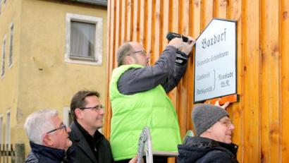 Bild: mef
Gemeinsam wird das runderneuerte Schild von den Initiatoren Manfred Meier, Zweiter Bürgermeister Oliver Mutterer, Thomas Kraus und Werner Bock (von links) an seinem neuen Platz in Boxdorf angebracht.