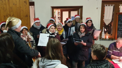 Bild: sl
Die Gesangsgruppe "Passt Scho" verbreitet weihnachtliche Stimmung.