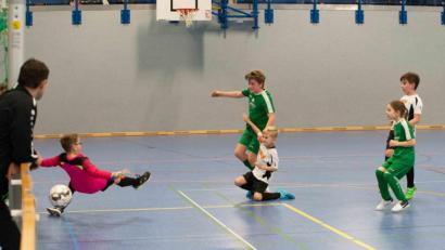 Bild: jt
Doppeltorschütze Florian Apfelbacher (vorne im grünen Trikot) sorgte mit zwei Treffern für den Turniersieg des 1.FC Schlicht bei den F-Junioren.