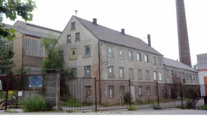 Bild: Gabi Schönberger
Die ehemalige Bleikristallglasfabrik Hofbauer in Altenstadt/WN gehört zu den schweren Altlastenfällen der Region. Hochgiftige Metalle wie Blei, Arsen und Fluorid sind dort durch die jahrzehntelange Industrieproduktion in den Boden gelangt und verseuchen auch das Grundwasser.