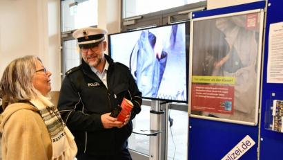 Bild: exb/Bundespolizeiinspektion Waidhaus 
Polizeioberkommissar Josef Prill, Präventions-Chef bei der Bundespolizeiinspektion Waidhaus gibt einer Reisenden Tipps zur Vermeidung von Taschendiebstählen.