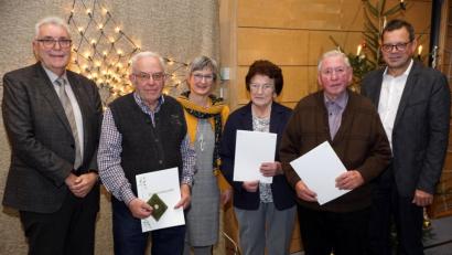 Bild: bkr
Für jeweils 50 Jahre Treue erhielten Alois Schmid, Babette Dötterl und Konrad Merkl (Zweiter, Vierte und Fünfter von links) von Zweitem Bürgermeister Josef Hecht, Vorsitzender Maria Frauenholz und Kreisfachberater Harald Schlöger (von links) unter anderem Urkunden und Ehrennadeln.