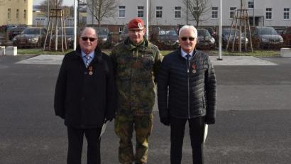 Bild: exb/Rick Schnell
Besser spät als nie: Bataillonskommandeur Sven Zickmantel ehrt Oberstabsfeldwebel a.D. Brönner (links) und Stabsfeldwebel a.D. Sauer (rechts) für ihren Einsatz in Somalia.