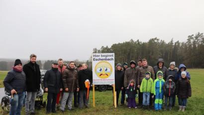 Bild: jma
Blick nach Großkotzenreuth: An der Gemeindeverbindungsstraße hat die Dorfgemeinschaft eigens ein doppelseitiges Schild aufgestellt, um zum einen den schlechten Zustand der Trasse auf Eschenbacher Gebiet zu thematisieren.