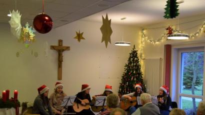 Bild: gpa
Sechs junge Damen im Alter von 13 bis 17 Jahren aus Tremmersdorf und Haselbrunn gaben im Mehrzweckraum des BRK-Senioren- und Pflegeheims en Gitarrenkonzert, machten dort mit Weihnachtsliedern in deutscher und englischer Sprache viel Freude.