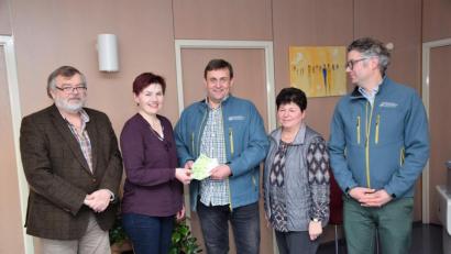 Bild: fz
Helmut Dörfler und Petra Rothmund (von links) freuen sich über die Spende von Motorsägen-Künstler Ludwig Arnold mit Ehefrau Waltraud. Mit dabei ist auch Forstbetriebschef Philipp Bahnmüller.