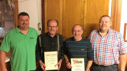 Bild: fjo
Vorsitzender Gerald Brenner (links) ehrt mit seinem Stellvertreter Norbert Zitzmann die Mitglieder Toni Hilpert und Johann Schwarzmeier (von rechts).