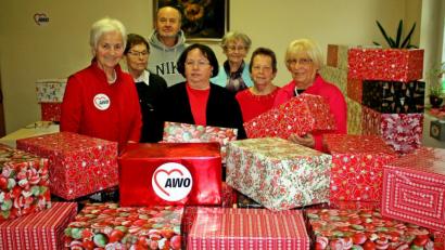 Bild: R. Kreuzer
Sie haben sortiert, eingepackt und weihnachtlich geschmückt, die vielen Pakete für bedürftige Mitbürger, welche die AWO noch vor Weihnachten verteilt hat.