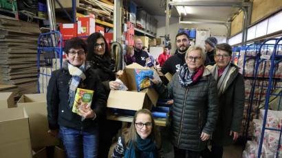 Bild: wrm
Helene Kraus, Karin Heining-Weidner, Edeltraud Sperber und Martina Mewes (von links) vom Frauenbund Windischeschenbach überreichten das Geld den Stammesvorständen Elisabeth Gierisch (kniend) und Florian Sperber (Dritter von rechts). Sie nutzen die Spende für weitere 10 Pakete für die Weihnachtstrucker-Aktion.