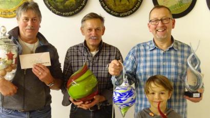 Bild: brü
Die Gewinner des Geburtstagspokalschießens mit ihren Trophäen (von links): Ulrich Michl, Benedikt Michl, Franz Lotter und vorne Loui Michl.