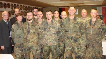 Bild: dl
Im Schützenheim ging die Jahresabschlussfeier der Patenkompanie über die Bühne. Unser Bild zeigt Hauptmann Stephan Schmitt und Kompaniefeldwebel Oberstabsfeldwebel Christian Jagode (von rechts) mit den ausgezeichneten Soldaten. Bürgermeister Walter Schauer und Pfarrer Gunter Nagel (von links) gratulierten.