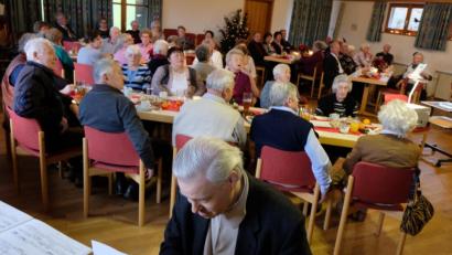 Bild: le
Nicht mehr missen möchten die Mitglieder des Seniorenkreises "Klub 70" das Monatstreffen im Dezember, wo es einen Jahresrückblick und ein Gedenken an die im Vereinsjahr verstorbenen Mitglieder durch Pfarrer Wilfried Römischer, Leiterin Renate Lindner und Kantor Andreas Kunz gibt.