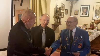 Bild: exb
Franz Lingl (links, zusammen mit Bezirksvorsitzendem Manfred Zettl und Ortsvorsitzendem Bruno Salomon) ist für eine 55-jährige Treue zur Waldsassener Reservistenkameradschaft ausgezeichnet worden.