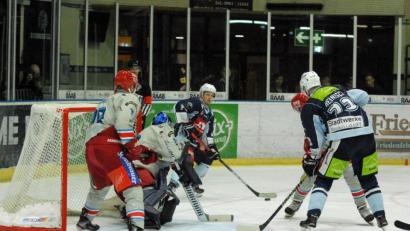 Bild: gb
Derby-Doppelpack kurz vor den Weihnachtsfeiertagen: Die Blue Devils Weiden und die Selber Wölfe treffen am Freitag in der Hans-Schröpf-Arena und am Sonntag in Oberfranken aufeinander. Für beide Teams haben die Partien im Kampf um Platz zehn vorentscheidende Bedeutung. Das Bild zeigt eine Szene mit den Devils-Stürmern Tomas Rubes (hinten) und Martin Heinisch vom 4:2-Heimsieg gegen Selb am 8. November.