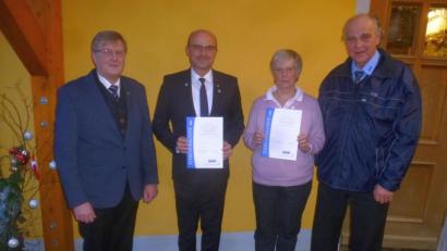 Bild: mad
Alfred Kerschner (links) und Anton Turban (rechts) ehrten die Mitglieder Maximilian Beer und Waltraud Bruckmann.