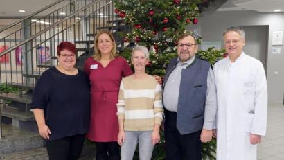 Bild:  Klinikum/Dietl
Alfred Honig (Zweiter von rechts) bedankt sich beim Team der Integrativen Onkologie mit einer Spende.