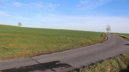 Bild: jma
Der Übergang der Straße von "gut" in "schlecht". Auf der Wiese dahinter stand das Holzschild.