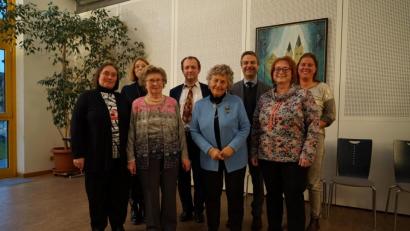 Bild: exb
Viele Chormitglieder von St. Josef sind schon lange dabei und wurden deshalb geehrt: Maria Spiegler, Judith Peter, Elfriede Filchner, Kirchenmusiker Piotr Pajak, Helga Scharnagl, Pfarrer Markus Schmid, Anita Lehner, Barbara Rauch (von links nach rechts).