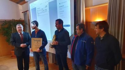 Bild: gsp
Bürgermeister Josef Reindl (links) verlieh dem Kulturverein Almrausch Holzhammer den Heimat- und Kulturpreis der Stadt und überreichte dessen Vertretern die entsprechende Urkunde.