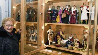 Bild: Petra Hartl
Margarete Strobl von den Amberger Krippenfreunden kümmert sich seit 1974 um die kostbaren Krippenfiguren der Amberger Bergkirche. Für unseren Adventskalender öffnet sie die Türen zu den Vitrinen, in denen die Figuren aufbewahrt werden, die gerade nicht in der Kirche gezeigt werden.