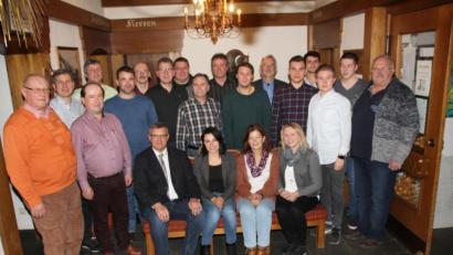 Bild: frd
CSU-Ortsvorsitzender Norbert Veitenhansl (auf der Bank links) war stolz auf die CSU-Kandidatenliste, die den Querschnitt der Bevölkerung und alle Berufs- und Altersgruppen repräsentiert.