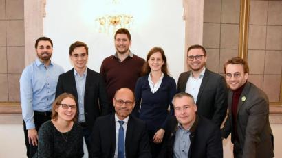 Bild: exb
Stephanie Kuchlbauer (vorne, links) und Ludwig Würth (vorne, rechts) überreichen Kreiswahlleiter Alfred Scheidler (Mitte) den Wahlvorschlag der JU.