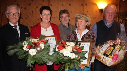 Bild: kro
Mit der Ehrennadel in Silber des BVS-Bezirks Oberpfalz wurden die langjährigen Übungsleiterinnen Edith Balk und Margret Dressel ausgezeichnet. Unser Bild zeigt von links, den stellvertretenden BVS-Bezirksvorsitzenden Dieter Menzel. Margret Dressel, Robert Zinnecker, Edith Balk und Engelbert Franz.