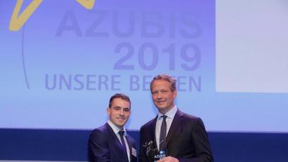 Bild: exb
DIHK Präsident Eric Schweitzer gratuliert Lukas Zimmermann.