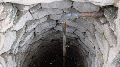 Bild: do
Ein Blick in den Brunnen. Er könnte etwa 250 Jahre alt sein.
