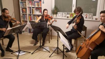 Bild: hir
Das Noris-Quartett aus Nürnberg präsentierte in einem Wohnzimmerkonzert das 8. Streichquartett op. 59 Nr. 2 von Ludwig van Beethoven. Die vier jungen Künstlern Renato Wiedemann (Violine 1), Laura Ion (Violine 2), Michael Falter (Viola) und Martin Matos Mendoza (Violoncello) (von links nach rechts) begeisterten auf ganzer Linie.