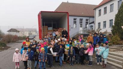 Bild: gz
Alle Kinder der Grundschule beteiligten sich mit ihren Eltern und Lehrer/innen an der Paketaktion für Osteuropa.