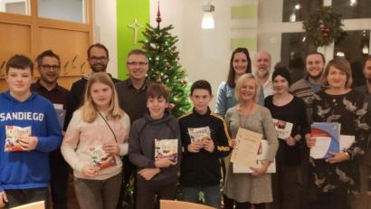 Bild: u
Zahlreiche Ehrungen nimmt der Musikzug Hirschau zum Jahresabschluss vor (von links): Matthias Forster, Johannes Riß, Matthias Fischer, Melina Merkl, Markus Meissner, Stephan Radl, Ferdinand Pfab, Bastian Scheuerer, Heike Giehrl, Heidi Scharl, NBMB-Kreisvorsitzender Werner Stein, Lilli Pfab, Dirigent Wolfgang Vögele, Sonja Strazzacappa, stellvertretender Vorsitzender Thomas Stark und Vorsitzender Maximilian Stein.