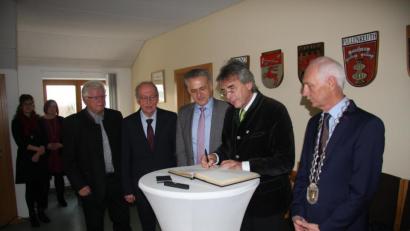 Bild: wro
Axel Bartelt trug sich im Rathaus auch ins Goldene Buch der Gemeinde ein. Im Bild (von links) Bürgermeister Peter König, Axel Bartelt, stellvertretender Landrat Roland Grillmeier, Zweiter Bürgermeister Günther Fütterer und Dritter Bürgermeister Richard Stock..
