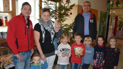 Bild: jr
Ein Herz für Kinder haben die Pechbrunner Bayern-Fans, die jetzt dem Kinderhaus eine Spende in Höhe von 500 Euro überreichten. Unser Bild zeigt die Übergabe des Geldes, mit (von links) stellvertretenden Vorsitzenden Michael Meister an stellvertretende Kinderhausleiterin Christina Tschinkl und Bayern-Fans-Vorstandsmitglied Peter Fröhlich.