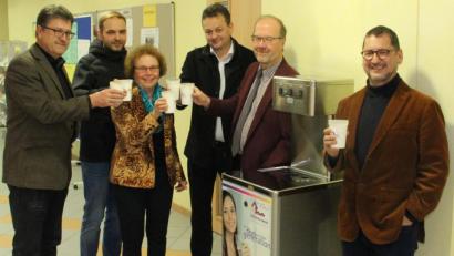 Bild: hir
Auch mit Wasser lässt sich gut anstoßen: Darüber sind sich (von links) Josef Eckert (stellvertretender Schulleiter), Maximilian Deget (Stadtwerke), Bürgermeisterin Brigitte Netta, Elternbeiratsvorsitzender Roland List, Schulleiter Martin Wurdack und Markus Rebmann von der Firma Gleisner aus Lauf einig.