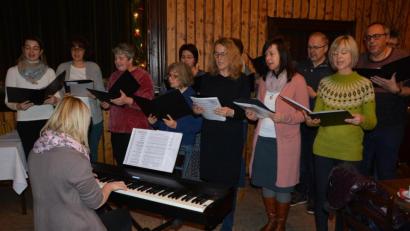 Bild: jr
Der Chor „Fontana di Vita“, Leitung Sonja Heindl, bereicherte den Seniorennachmittag im Konnersreuther Schiml-Saal.
