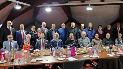 Bild: jma
Vorstandsvorsitzender Josef Pflaum und Vorstandsmitglied Gerhard Hösl (von links) beglückwünschen zusammen mit Filialleiter Wolfgang Busch (rechts) und Bürgermeister Peter lehr (hinten, Mitte) die Spendenempfänger.