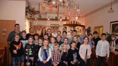 Bild: fla
Die Musikschüler von Stefan Karl und Yvonne Drzymotta (hinten von links) zeigen beim weihnachtlichen Vorspielabend was sie gelernt haben und machen damit allen Zuhörern ein erstes (Vor-)Weihnachtsgeschenk.