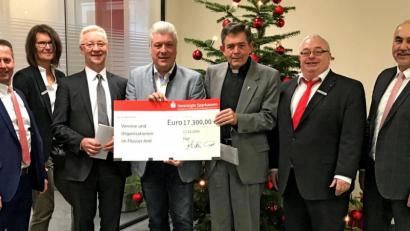 Bild: mef
Bürgermeister Günter Stich (Bildmitte), Pfarrer Wilfried Römischer (Dritter von links) und Pfarrer Max Früchtl (Dritter von Rechts) von der Katholischen Pfarrgemeinde konnten den symbolischen Spendenscheck aus den Händen von Josef Pflaum (rechts), Gerhard Hösl (links) und Ulrich Höcker (zweiter von rechts) mit Silvia Philipp (Zweite von links) dankbar entgegen nehmen.