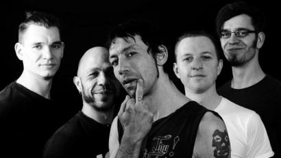 Bild: exb
Christian Neiting, besser bekannt als "El Porno" (Mitte), kommt mit seiner Leipziger Band WSD in die Sünde.