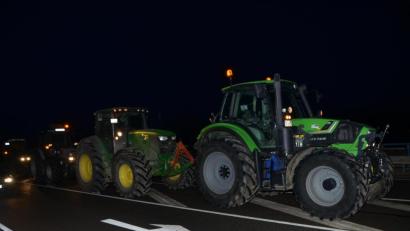 Bild: dob
Auf der Brücke über die Autobahn in Richtung Moosbach positionierten sich am Mittwochabend Landwirte mit ihren Traktoren, genauso wie an anderen Stellen im ganzen Landkreis.