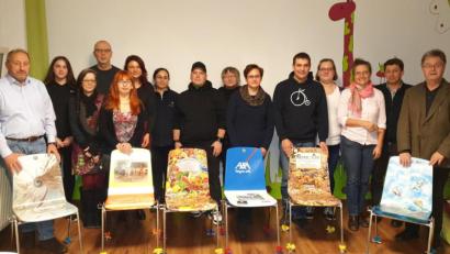 Bild: jzk
Strahlende Gesichter gab es bei der Übergabeaktion der sechs kunstvoll gestalteten Designer-Stühle im Familienzentrum Mittendrin.