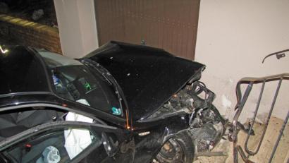 Bild: Polizei
In der scharfen Linkskurve am Übergang von der Fromm- zur Südstraße fuhr ein BMW-Fahrer einfach gerade aus und prallte mit großer Wucht gegen eine Hausmauer. Bilanz ist nun ein Gesamtschaden von etwa 10 000 Euro.