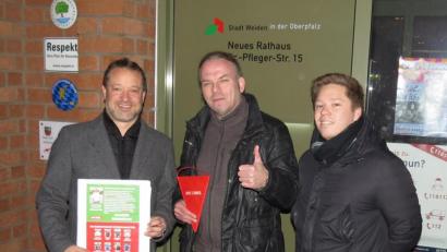 Bild: Dobmeier
Als erste Partei reichte die Linke mit Ali Daniel Zant, Stephan Frischmann und Aaron Zant (von linkds) ihre Wahlvorschläge zur Kommunalwahl ein.
