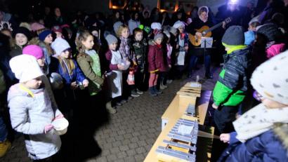 Bild: le
Die Klassen 1 bis 6 der Grund-und Mittelschule hatten mit ihren Vorträgen das Programm zur Einführung des Weihnachtsmarktes gestaltet.